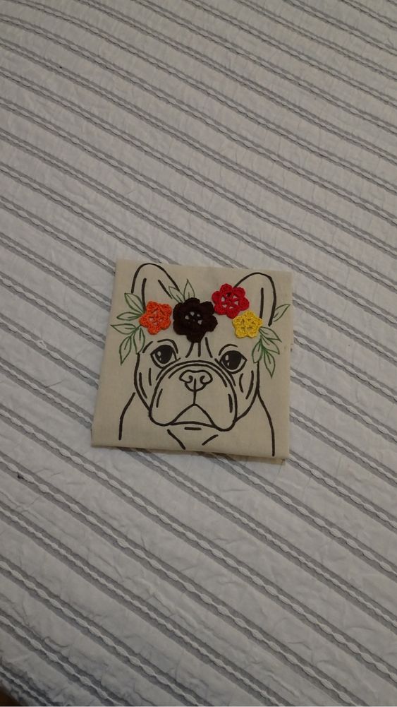 Tote bag bulldog francês com aplique em crochê