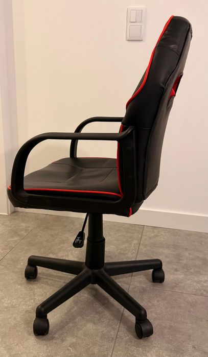 Cadeira Gaming Preta e Vermelha