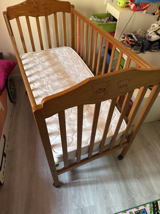 Cama de bebe em madeira