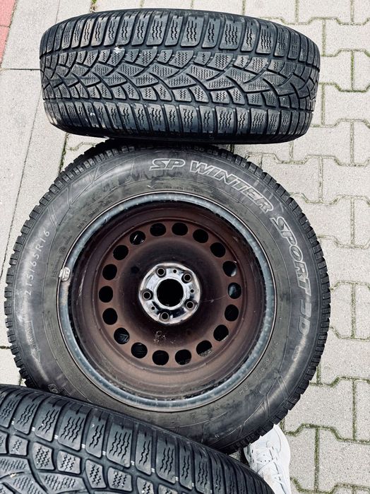 Zimowe opony razem z felgami.