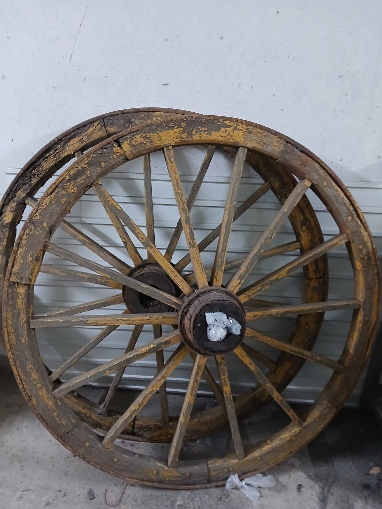 Rodas antigas em madeira