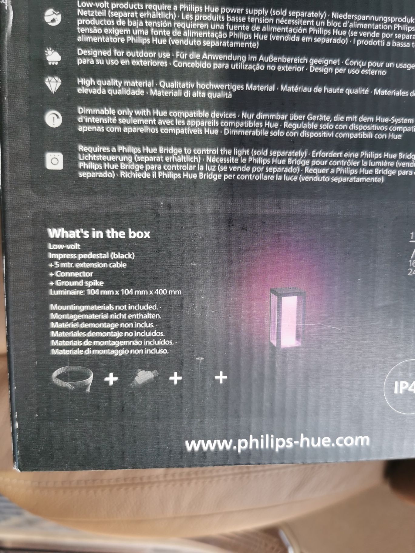 Impress hue White and color ambiance philips lampa kinkiet