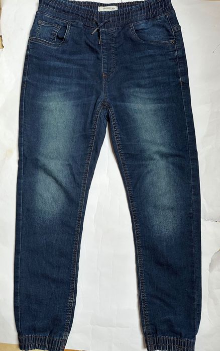 Reserved miękkie spodnie jeansy chłopięce joggery 158