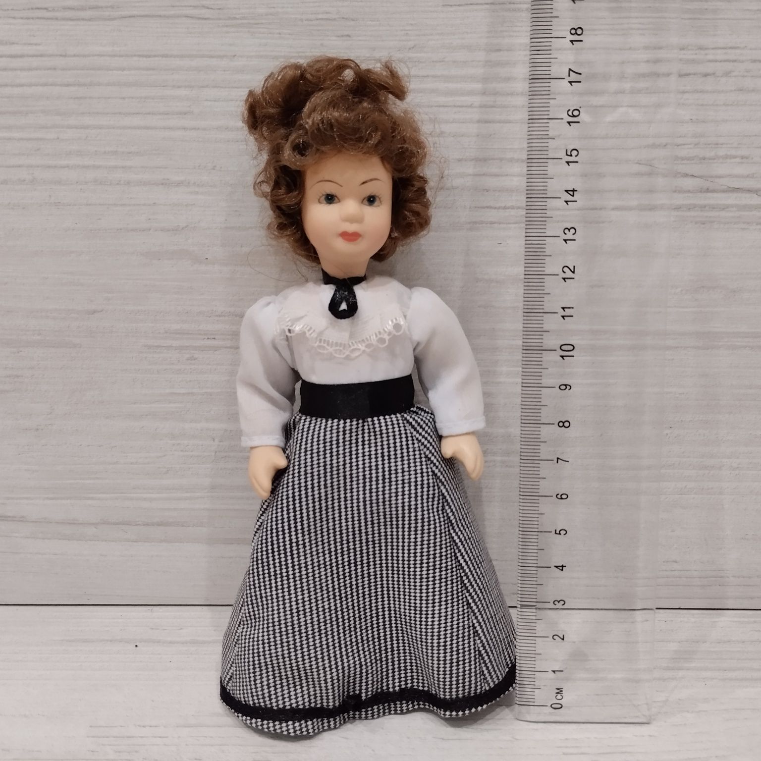 Sprzedam nową lalkę porcelanowa