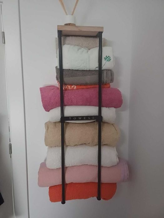 Półka łazienkowa na ręczniki wiszący nowoczesny z haczykami półką