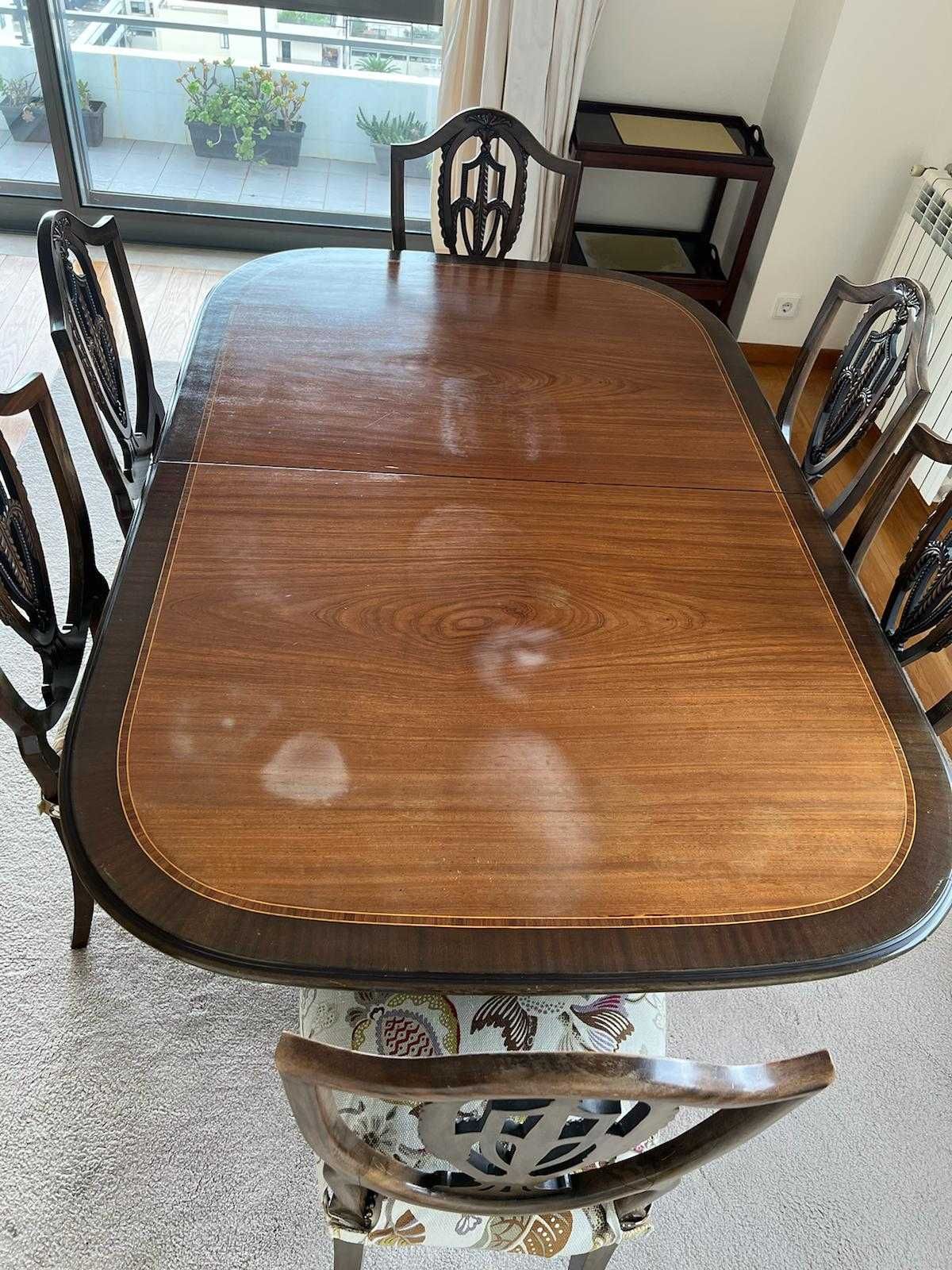 Vendo mesa de jantar extensivel com 8 cadeiras