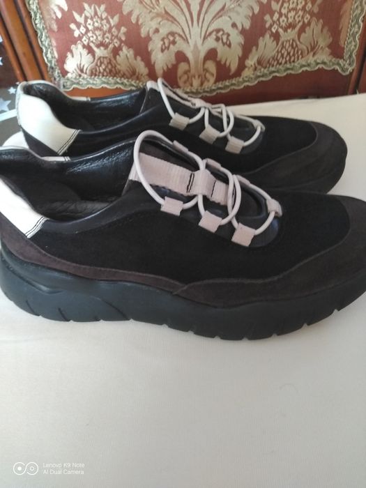 Кросівки підліткові вир.Італія ,натур шкіра розмір 36.