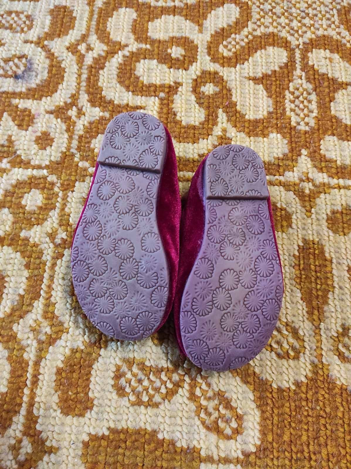 Туфельки для дівчинки