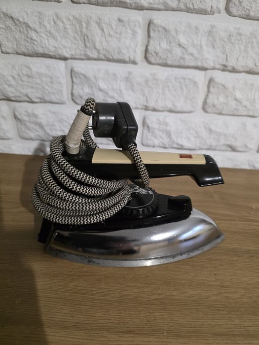 Zabytkowe żelazko prl