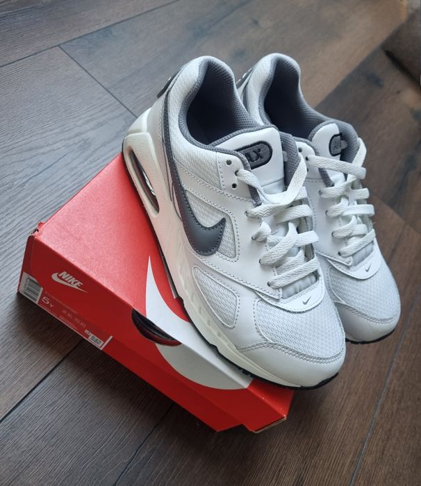 Buty młodzieżowe sportowe Nike Air Max IVO
