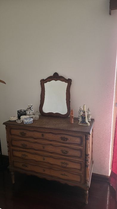 Cómoda Antiga Clássica (4 Gavetas) com Espelho Moldurado em Madeira