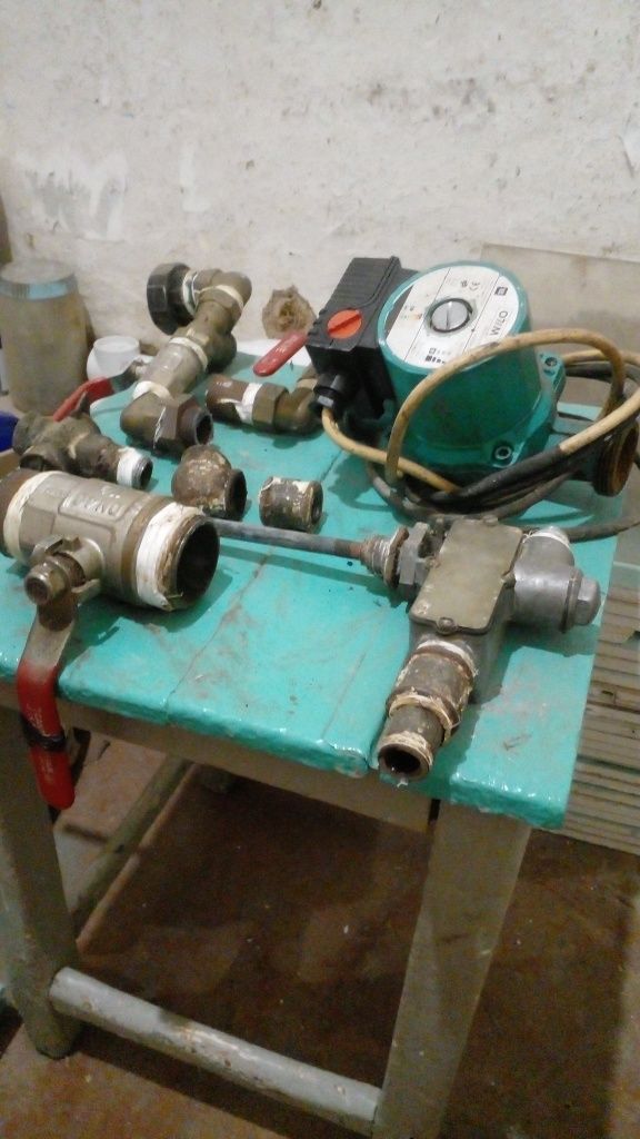 Угольник, кран .винтиль муфта и электро насос