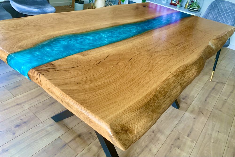 Drewniany stół z żywicą epoksydową
