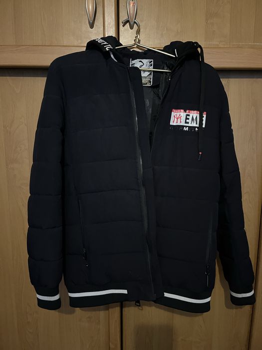 Чоловіча  чорна  куртка