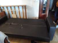 Estrutura de sofa cama, a precisar de estofo novo ou capa.