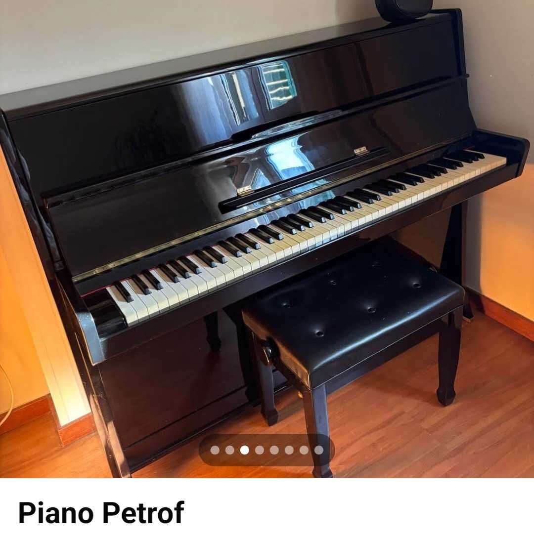 Piano Petrof em preto brilhante
