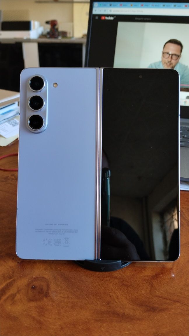 Samsung Fold 5(SM-F946B/DS) "Live Demo Unit" - нет мобильной сети.