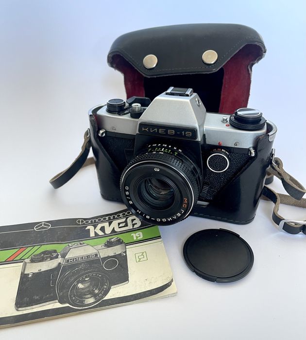 Дзеркальний фотоапарат Київ-19 з обʼєктивом Геліос 81Н 2/50
