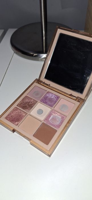 Huda Beauty Nude Light oryginalna paletka cieni do powiek używana