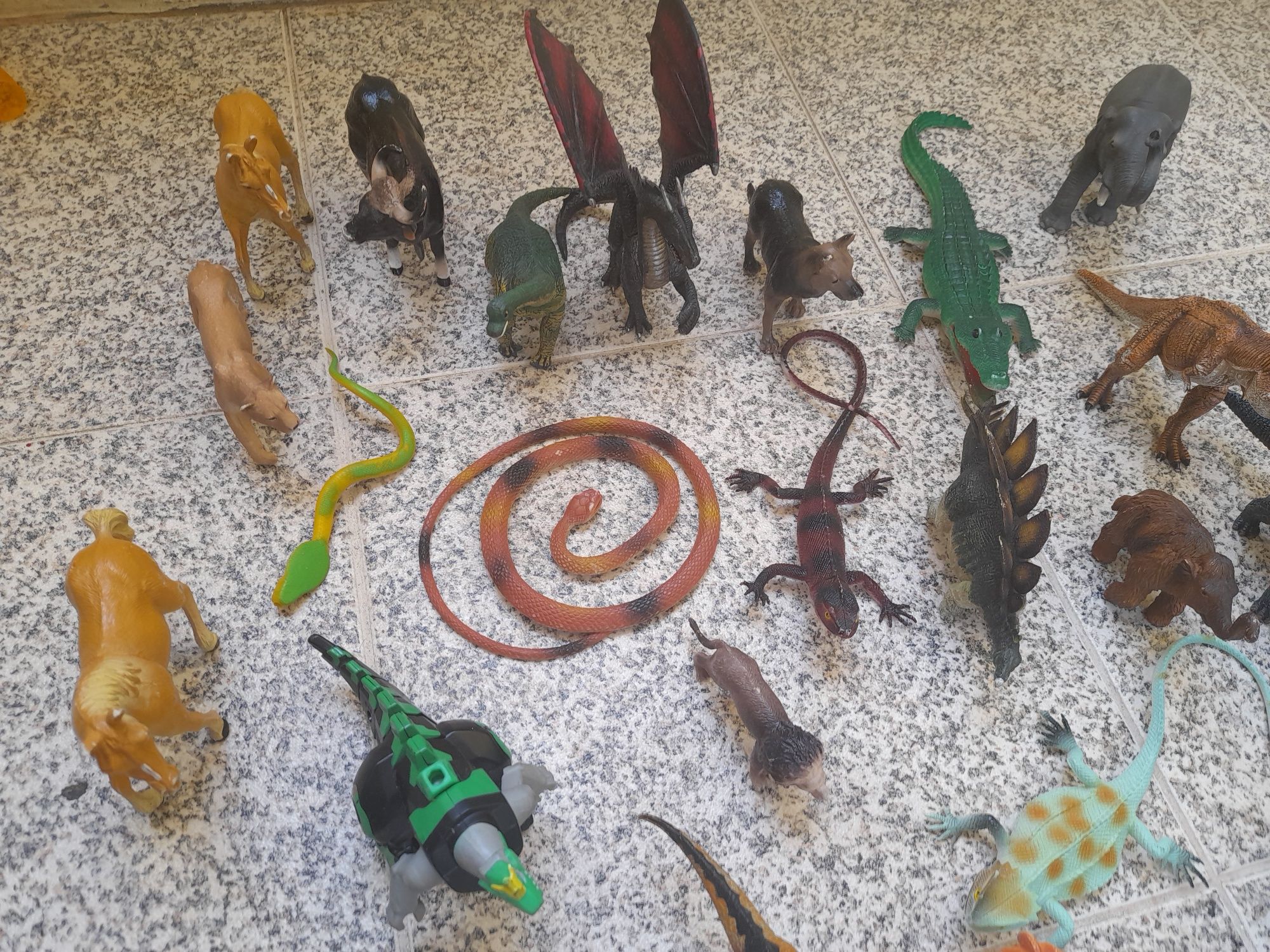 Vendo animais e figuras, robot, bonecos