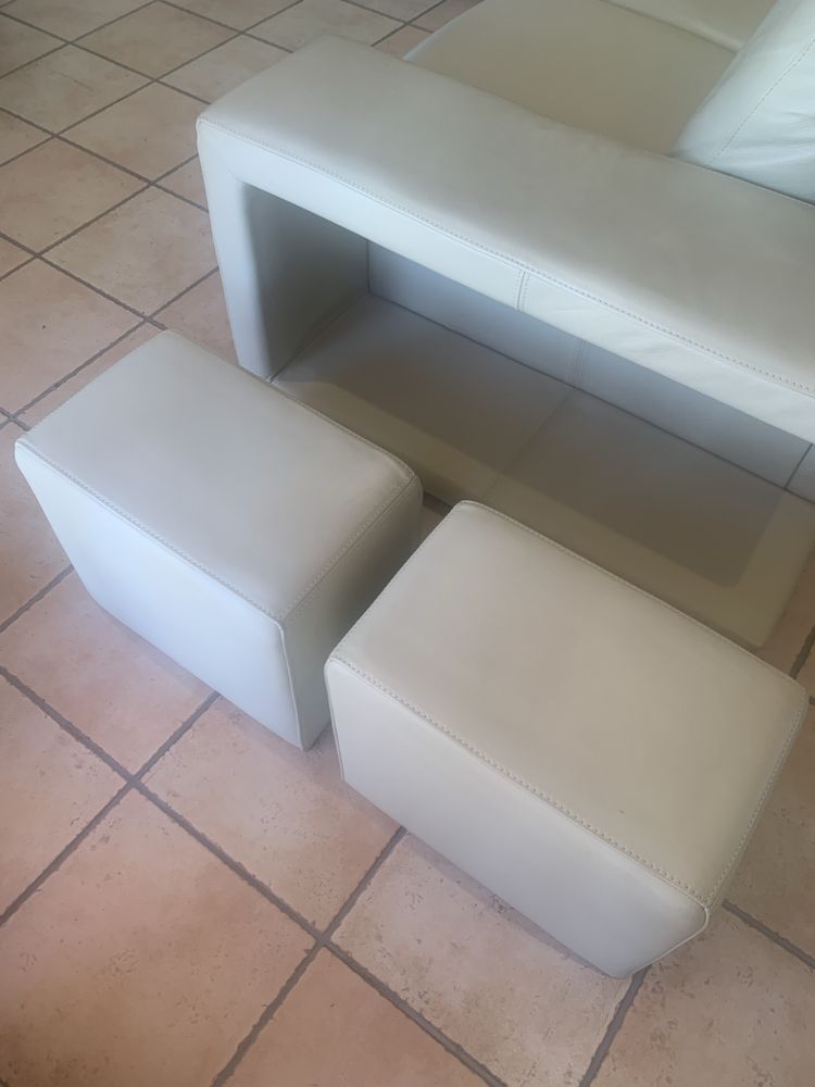 Sofá em pele bege com chaise long e 2 puffs