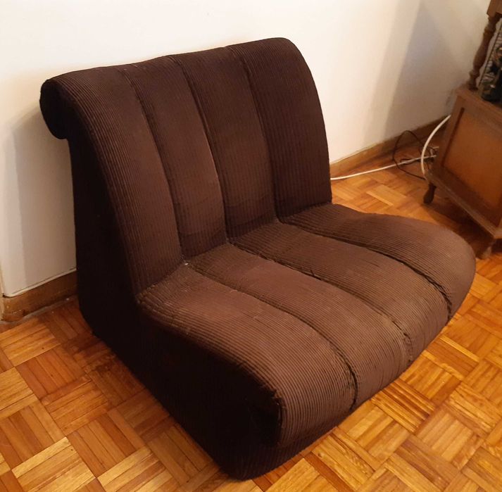 Vendo 2 sofas iguais castanhos.