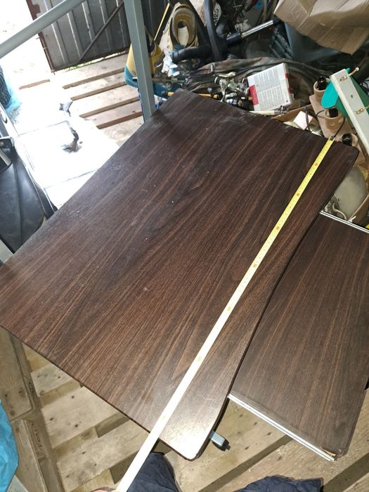 Fajne biurko z polka na metalowym stelazu 140 cm wysokie ze stolikiem