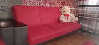 Непоганий мякенькій диванчік червоного кольору