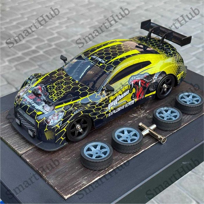 Дрифт машинка с дымом Nissan GTR Snake на радиоуправлении желтая Нисан