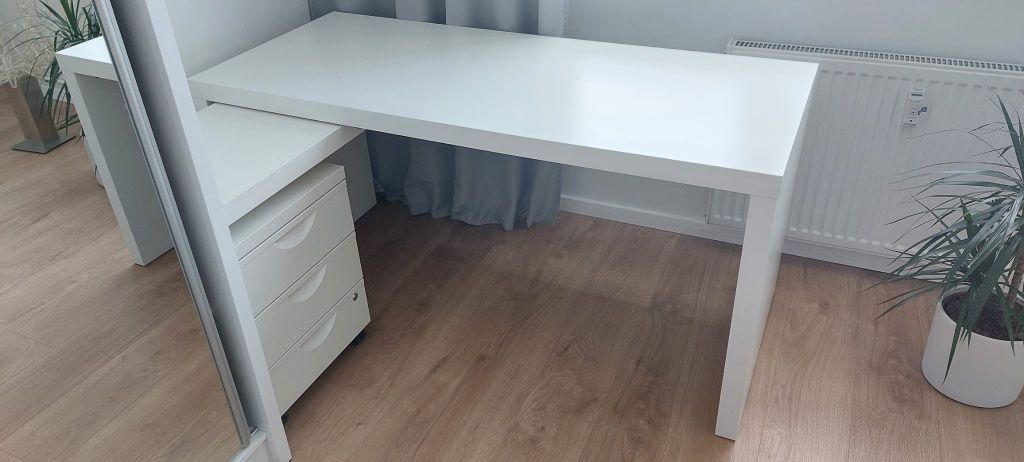 Biurko białe z wysuwanym panelem ikea malm