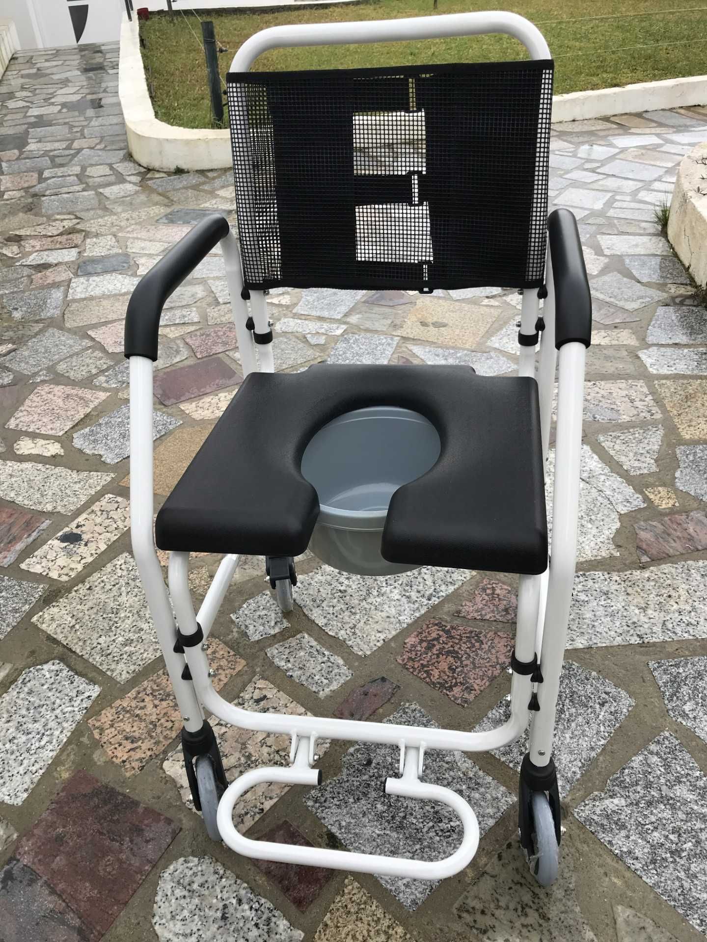 Cadeira de banho e wc com suporte para pés.
