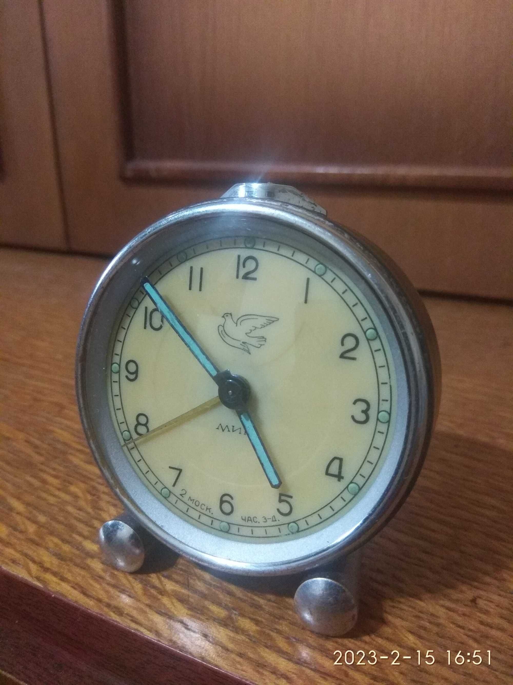 Часы с будильником "Мир".