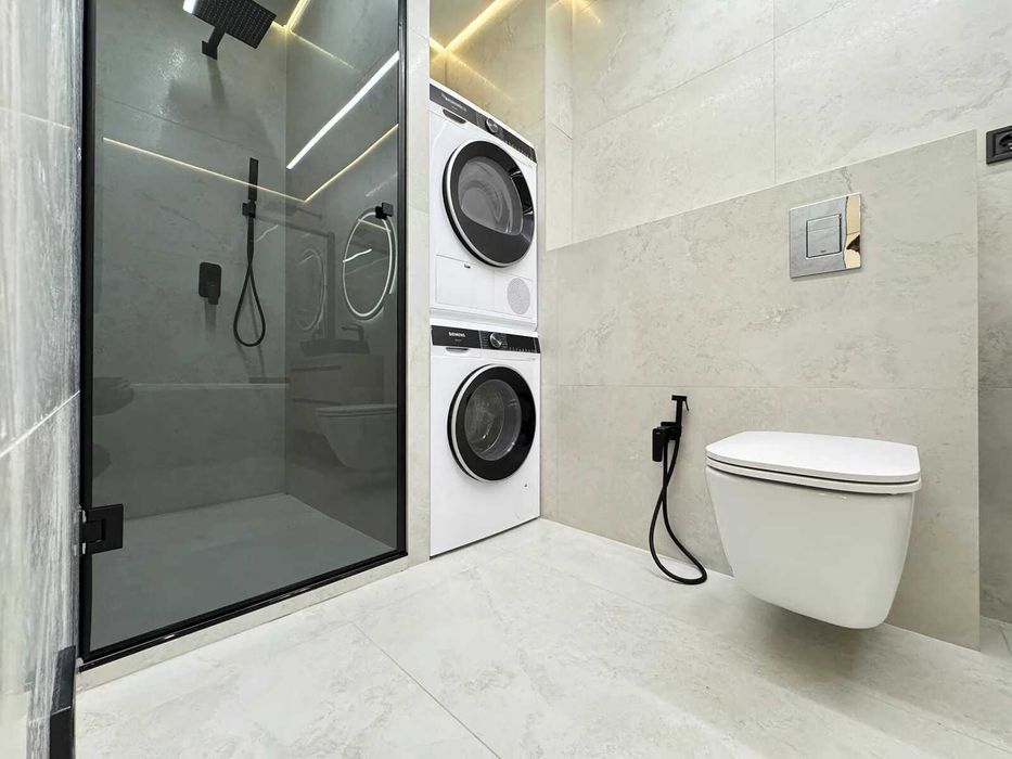 Сучасна двокімнатна в центрі