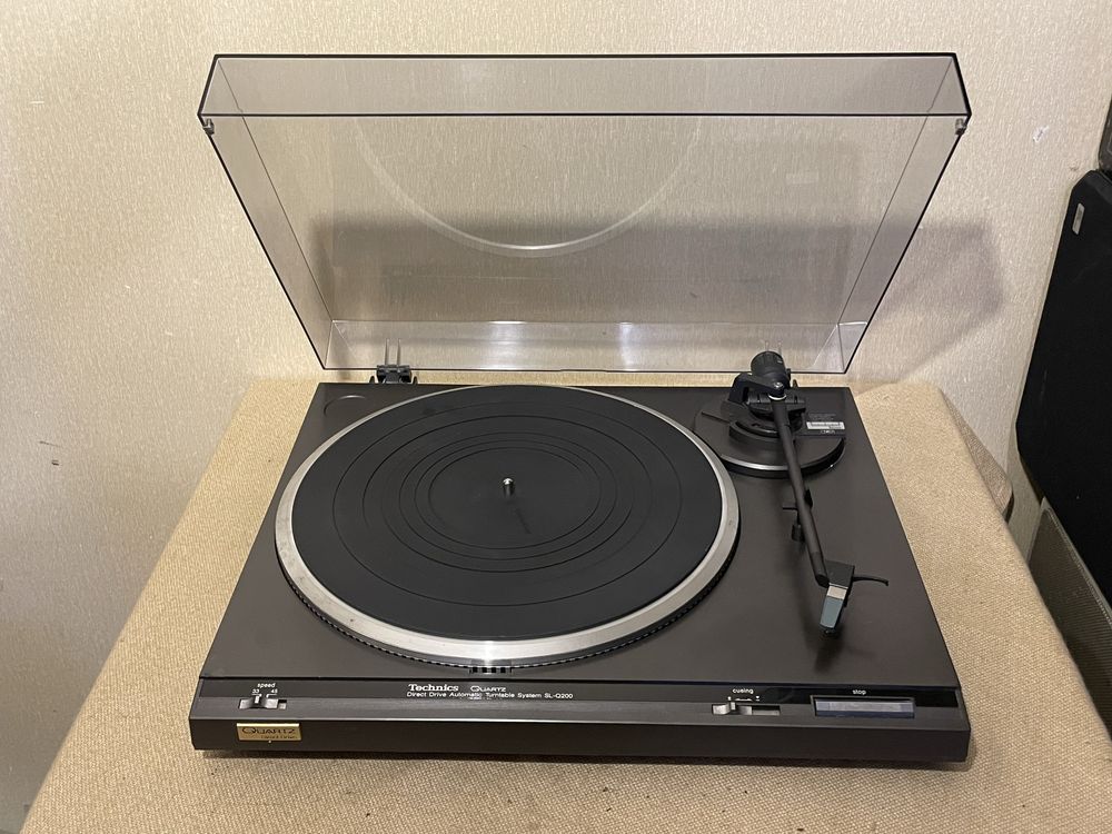 Качественный проигрыватель винила TECHNICS SL-Q200 DIRECT DRIVE QUARTZ