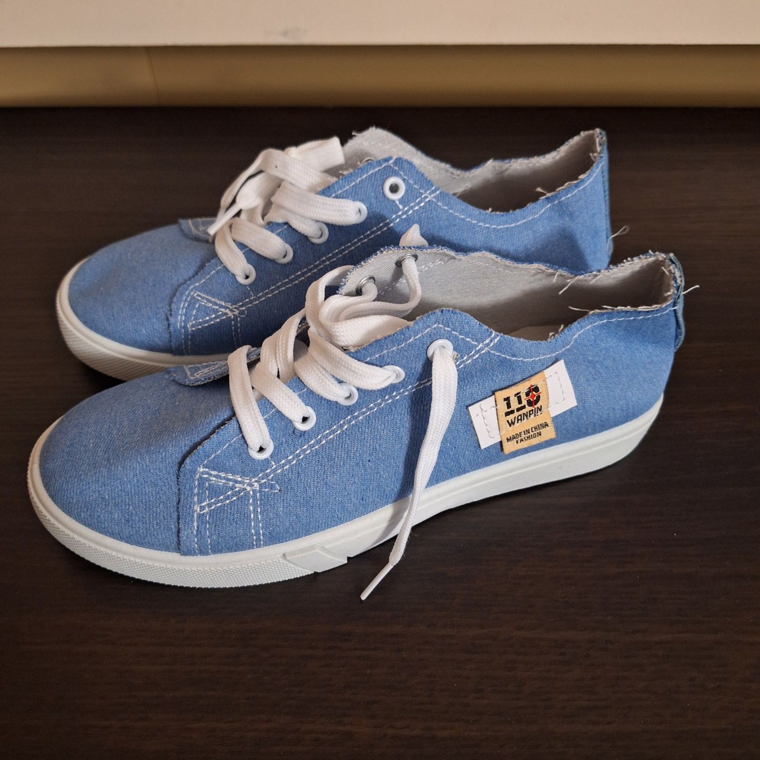 Buty z płótna w typie snickers