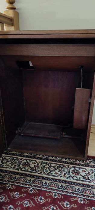 Maszyna do szycia w szafce Łucznik 413