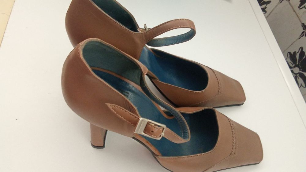 Saltos altos castanhos