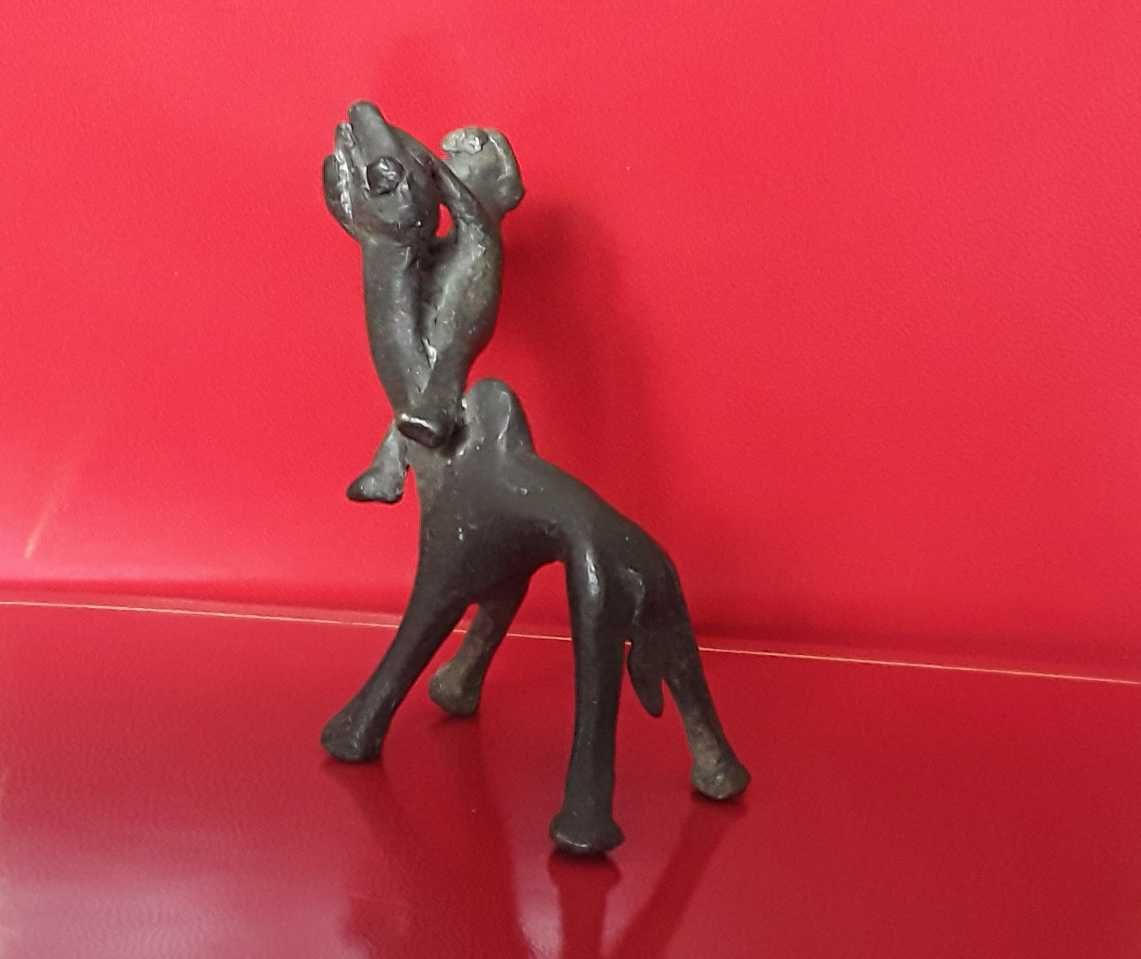 Escultura africana: rara figura com animal: bronze sec. XX