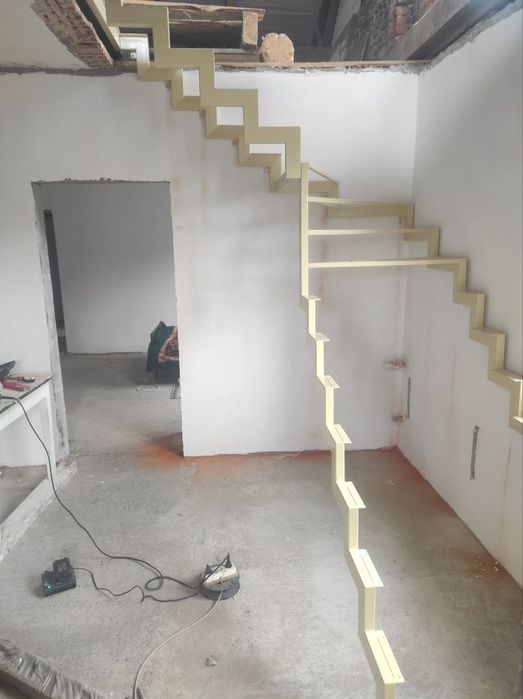 Сходи лофт  металевий каркас перила сходинки лестница драбина