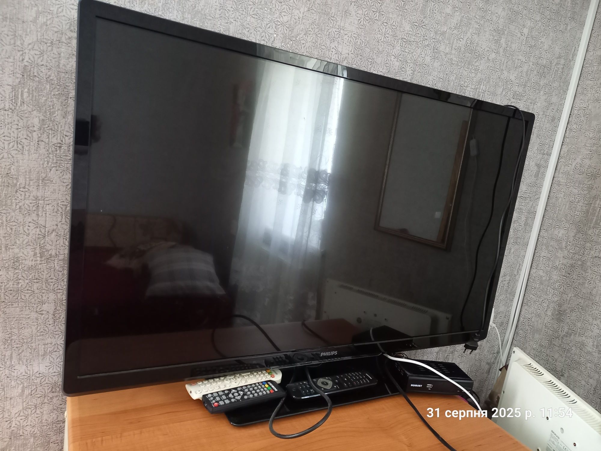 Телевізор 42" та 18" дюймів 2012 та 2014 років