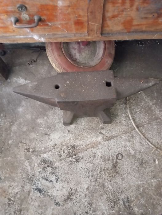 Vendo esta bigorna de 70 kilos muita bonita bom estado