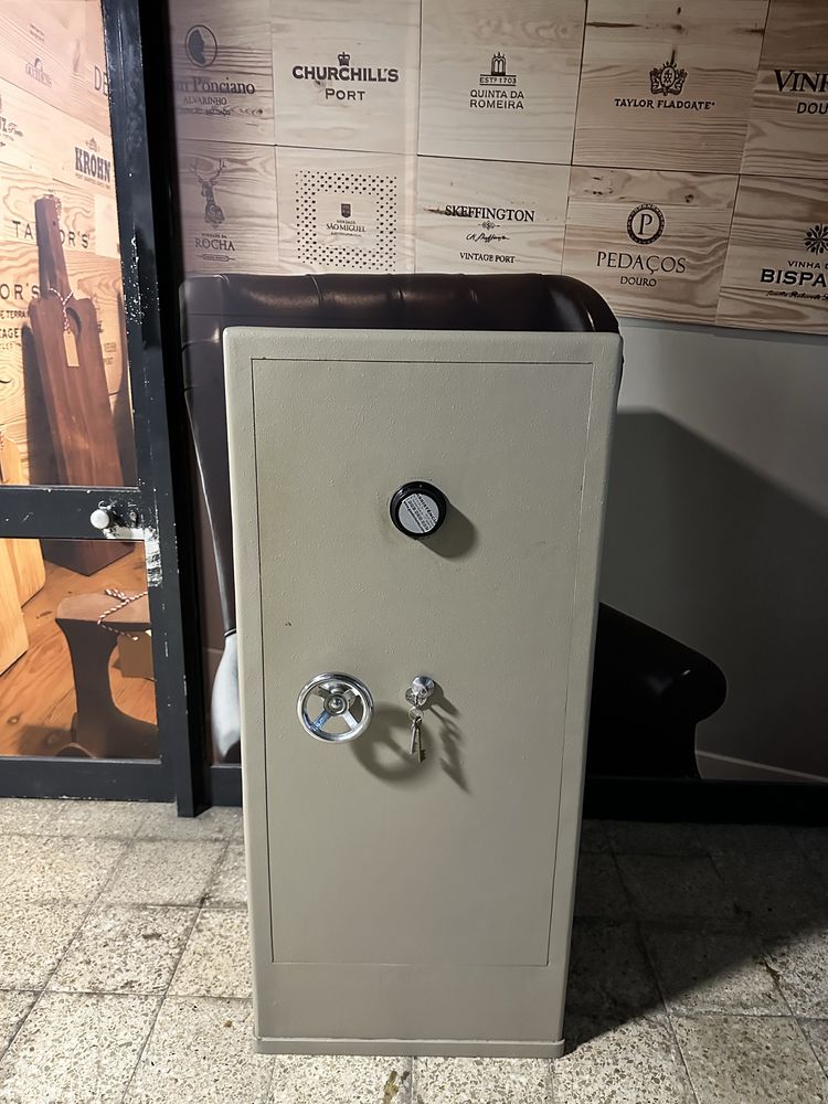 Cofre antigo perfeito funcionamento!