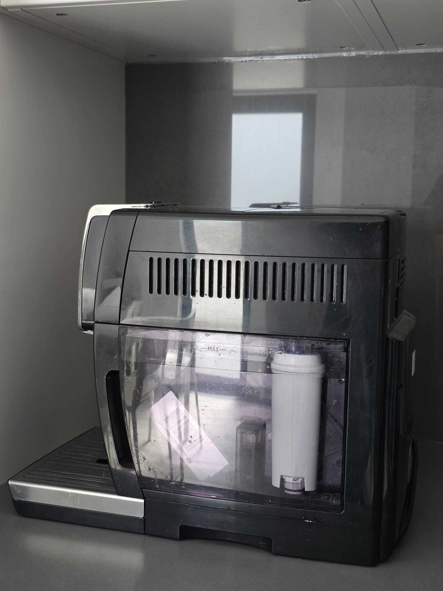 Máquina de café automática DeLonghi Dinamica
