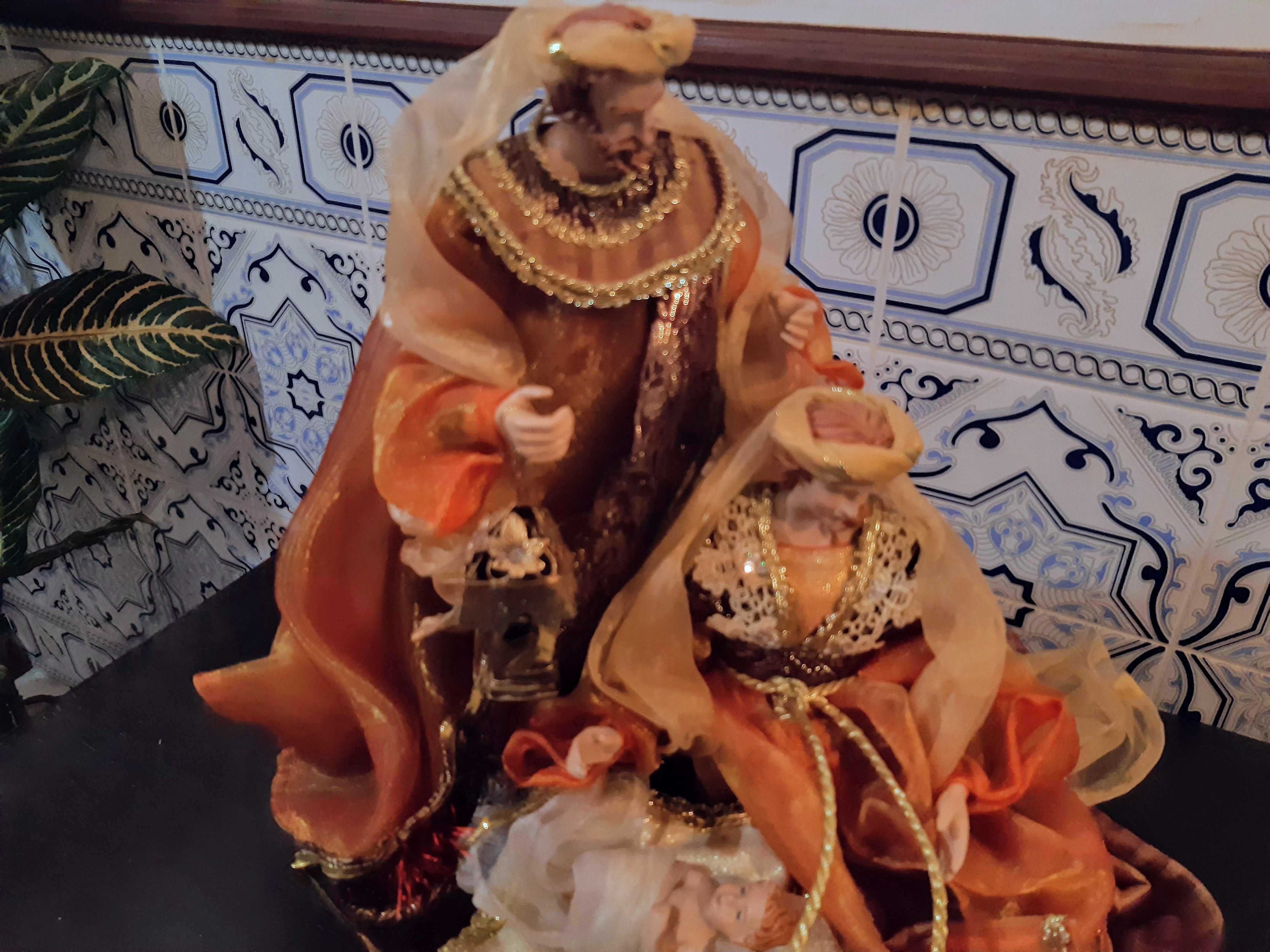 Presépio em porcelana, tecido/seda, altura 39cm, em estado NOVO