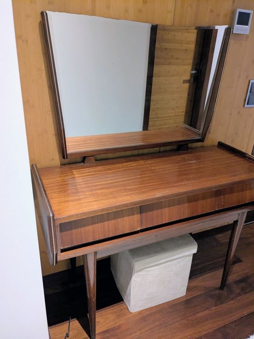 Toucador anos 50/60, madeira maciça, mogno vidrado.