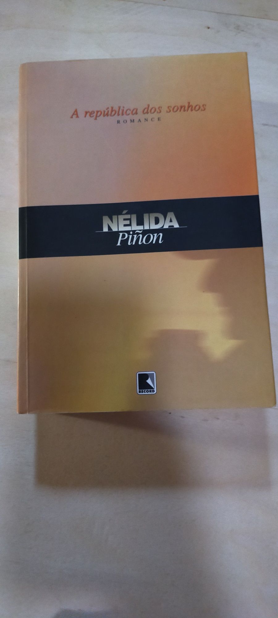 Livro "A república dos sonhos" Nélia Pinon