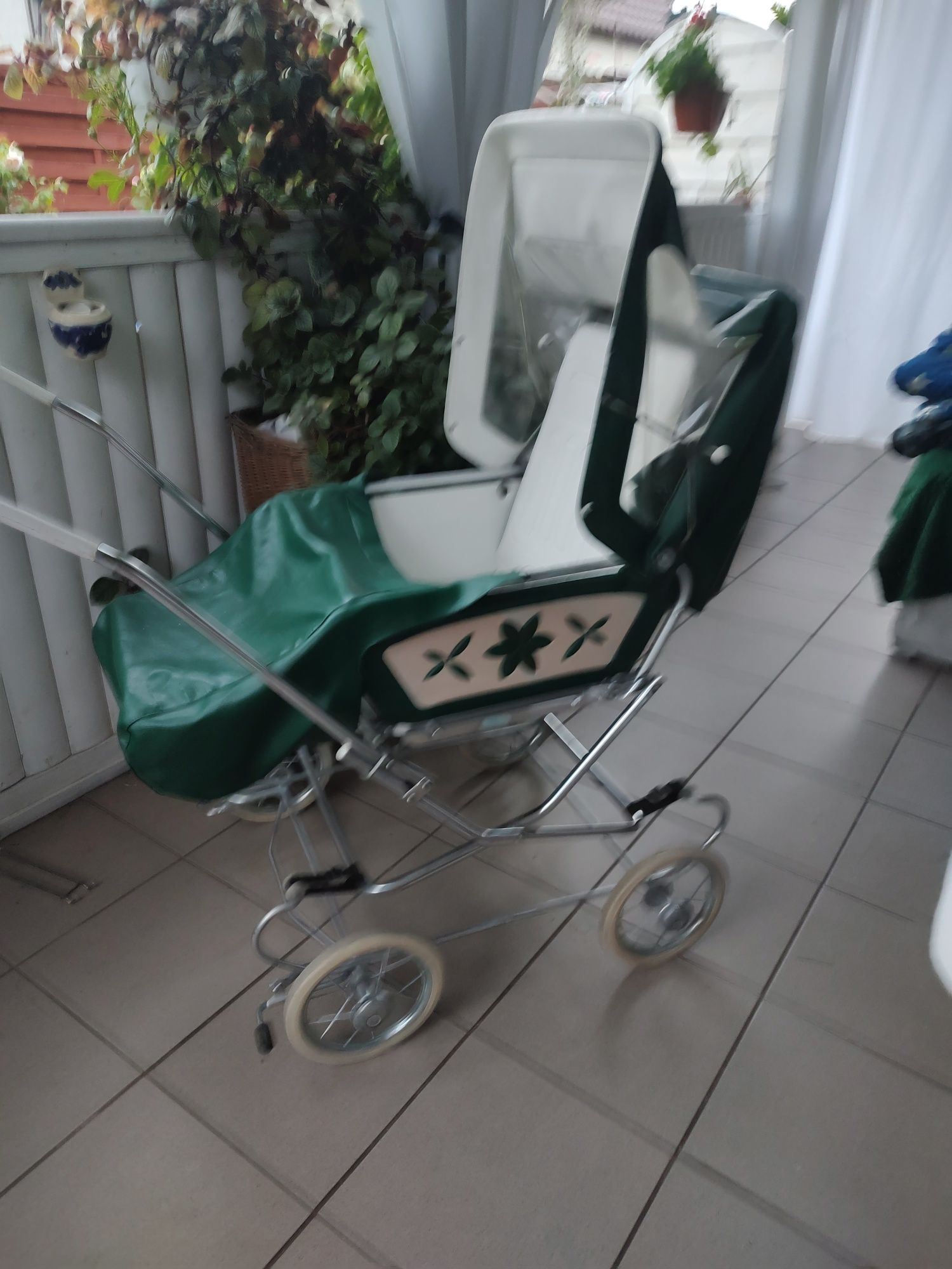 Stary ładny wózek dla dziecka spacerówka