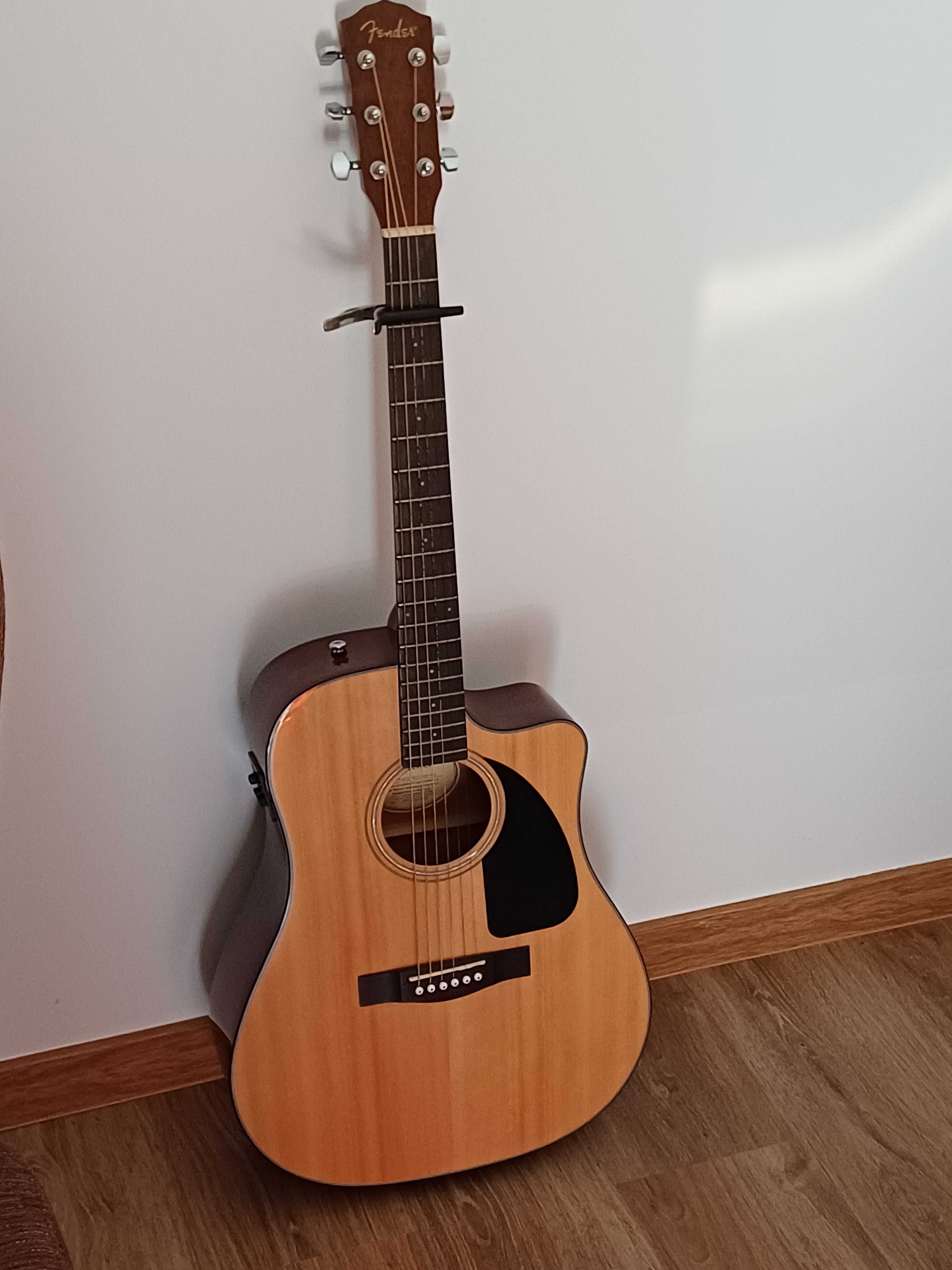 Guitarra Fender Electroacústica CD-60CE-NAT-DSV2 + Capo, Saco (Oferta)