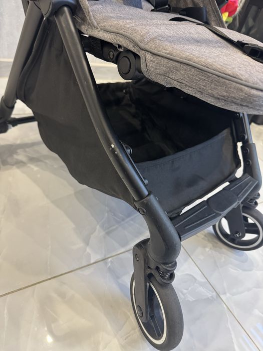Сучасна та легка прогулянкова коляска