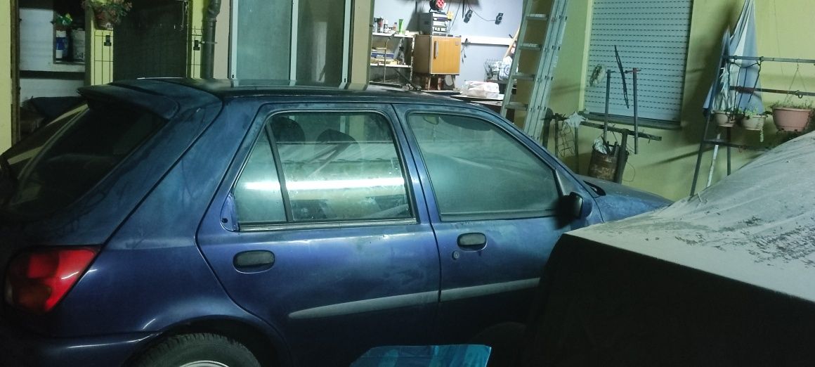 Ford fiesta vendo ou troco